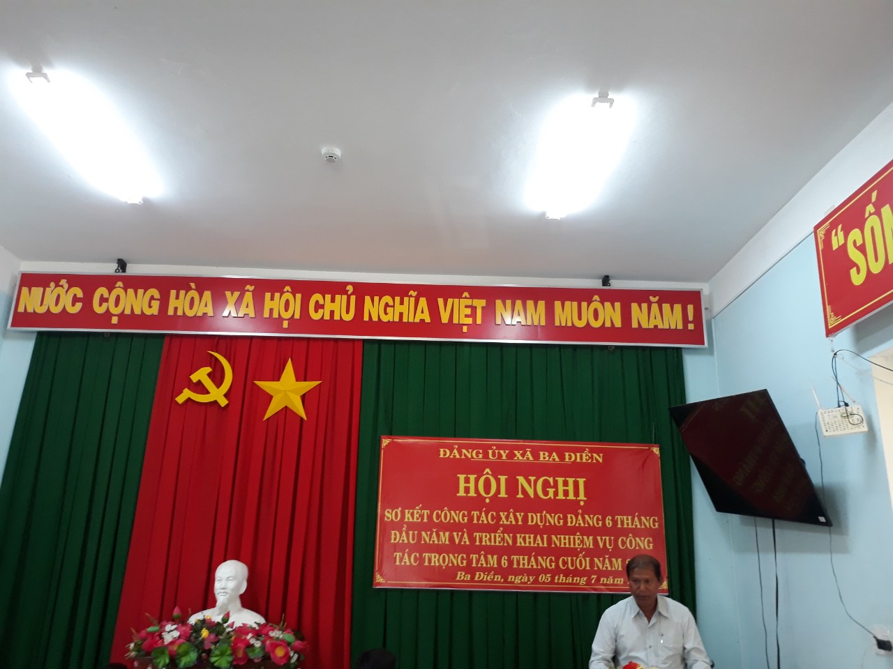 Đồng chí Phạm Văn Hoa, Bí thư Đảng uỷ, Chủ tịch HĐND xã phát biểu khai mạc Hội nghị